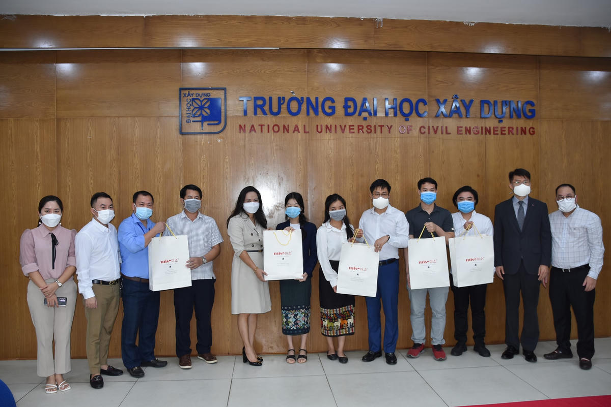 Trao hỗ trợ cho các lưu học sinh tại Trường Đại học Xây dựng.