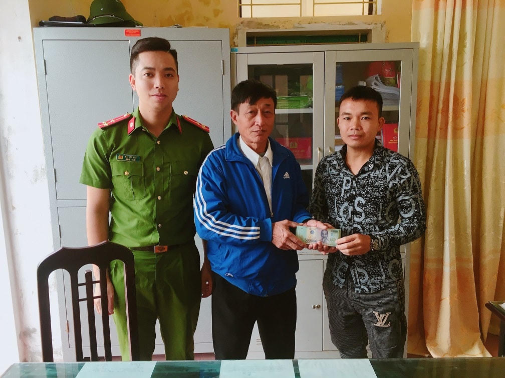 Anh Phú (bên phải) trao lại số tiền 38 triệu đồng cho ông Hỗ trước sự chứng kiến của Công an địa phương.