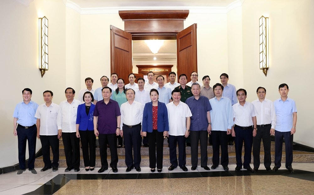 Bà Nguyễn Thị Kim Ngân, Ủy viên Bộ Chính trị, Chủ tịch Quốc hội với các vị Ủy viên Bộ Chính trị và đại biểu dự cuộc làm việc của Bộ Chính trị với Ban Thường vụ Tỉnh ủy Hưng Yên. (Ảnh: Trọng Đức/TTXVN).