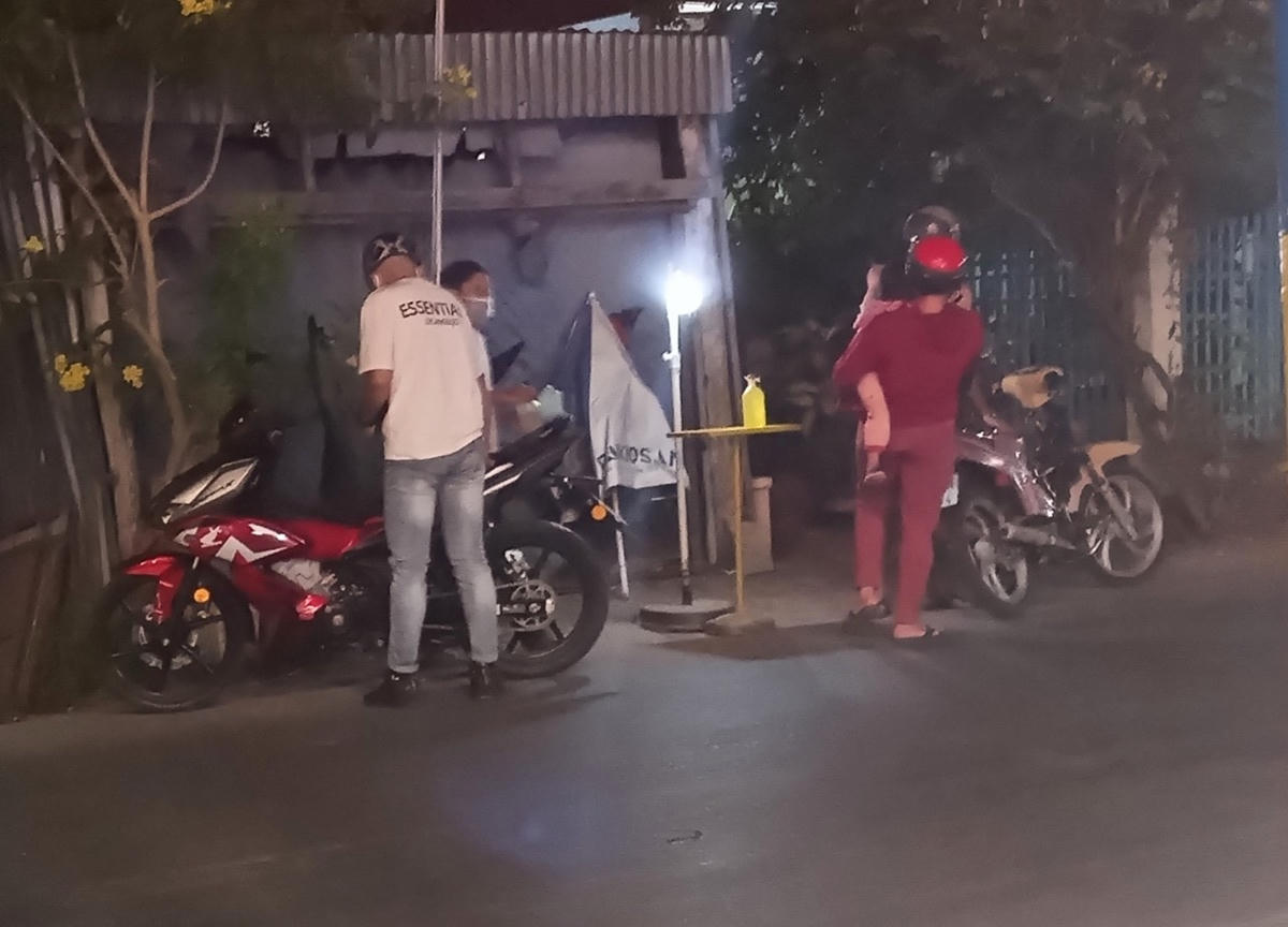 Khi cửa hàng kinh doanh xăng dầu đóng cửa không có xăng để mua, chấp nhận mua xăng từ các điểm tự phát dọc ven Quốc lộ 91C.