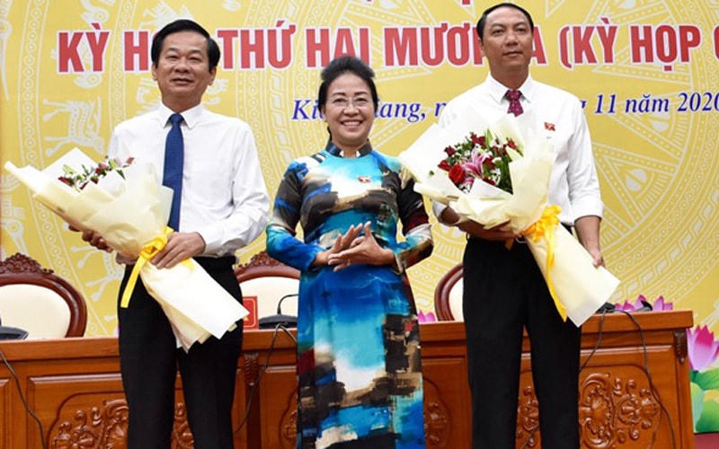 Ông Lâm Minh Thành (bên phải) giữ chức Chủ tịch UBND tỉnh Kiên Giang.