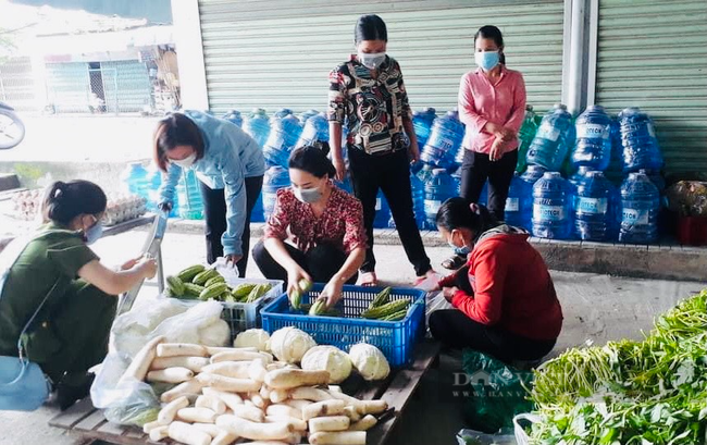 Khi biết được việc làm ý nghĩa này, nhiều chủ vườn đã ủng hộ rau nhằm tặng lại cho bà con khó khăn.
