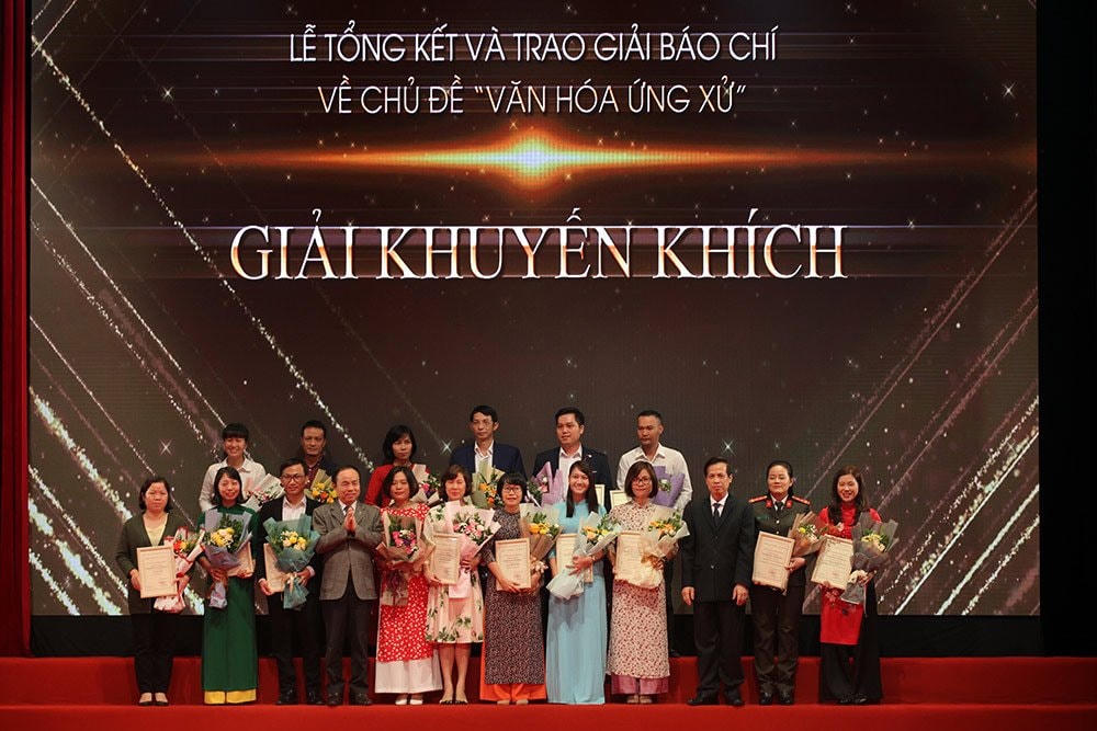 Trao giải Khuyến khích Giải báo chí Văn hóa ứng xử. Ảnh: Lê Anh Dũng.