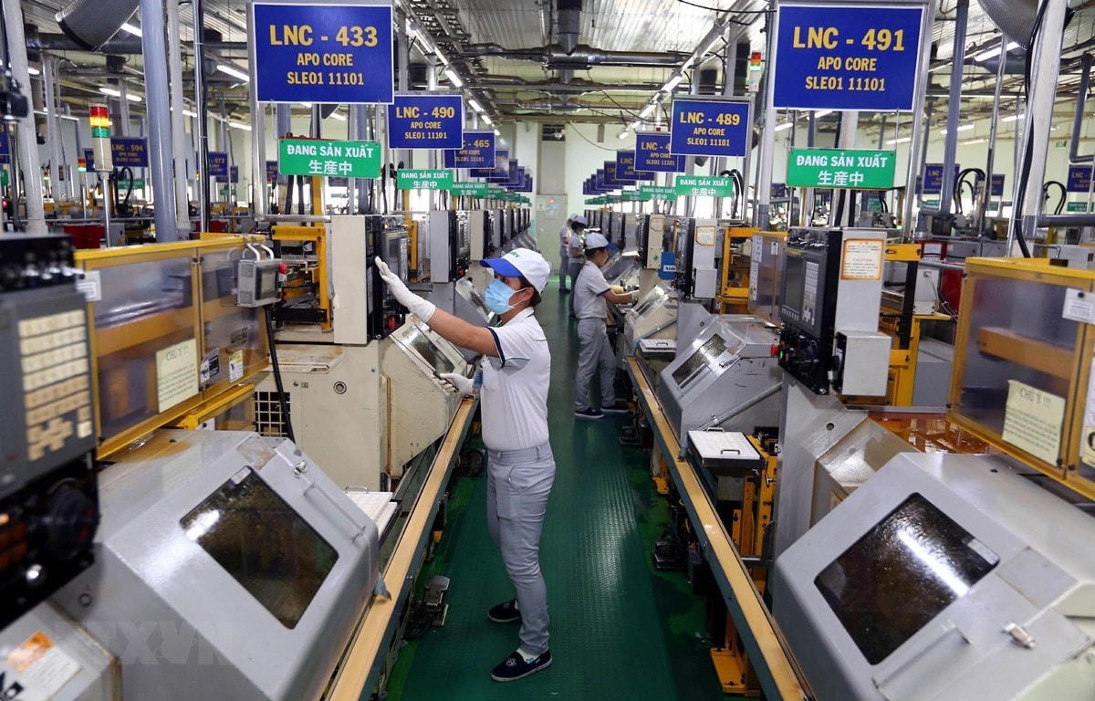 Mặc dù dịch Covid-19 ở Bình Dương đang có chiều hướng phức tạp nhưng tại các khu công nghiệp trên địa bàn vẫn thực hiện vừa phòng, chống dịch vừa duy trì sản xuất.