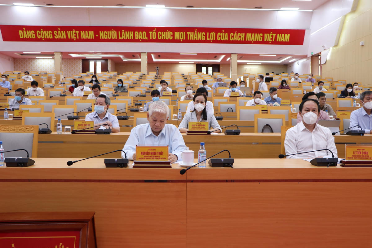 Nguyên Chủ tịch nước Nguyễn Minh Triết, Phó Chủ tịch - Tổng Thư ký UBTƯ MTTQ Việt Nam Lê Tiến Châu và các đại biểu tham dự hội thảo.