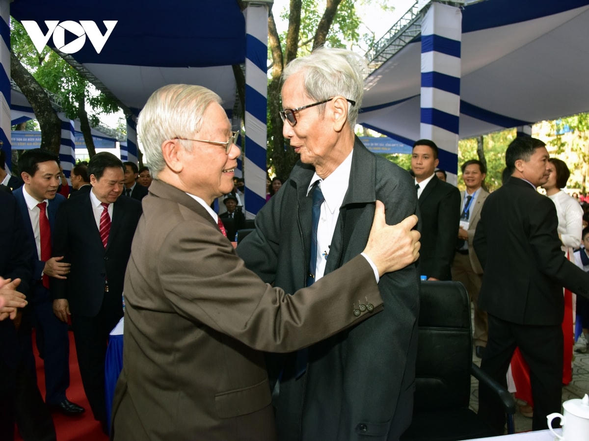   Cuộc gặp gỡ đầy xúc động giữa Tổng Bí thư, Chủ tịch nước Nguyễn Phú Trọng và thầy giáo chủ nhiệm Lê Đức Giảng. 