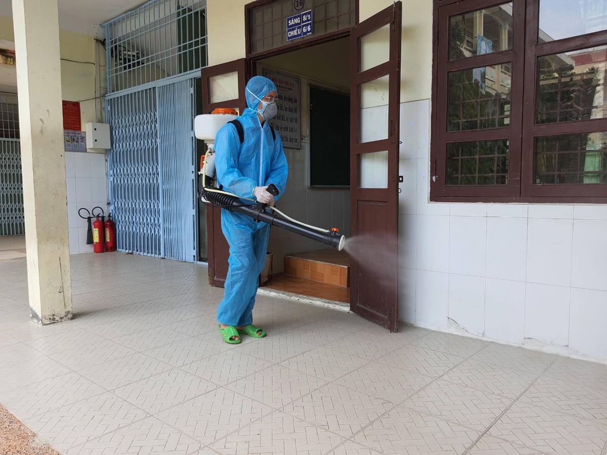 Tất cả các điểm thi, phòng thi đều được phun khử khuẩn phòng chống Covid-19.