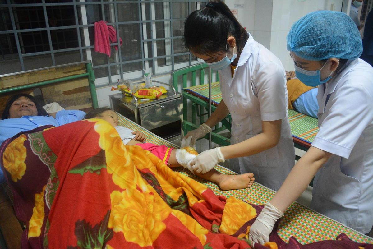 Khẩn cấp cứu chữa những người còn sống.