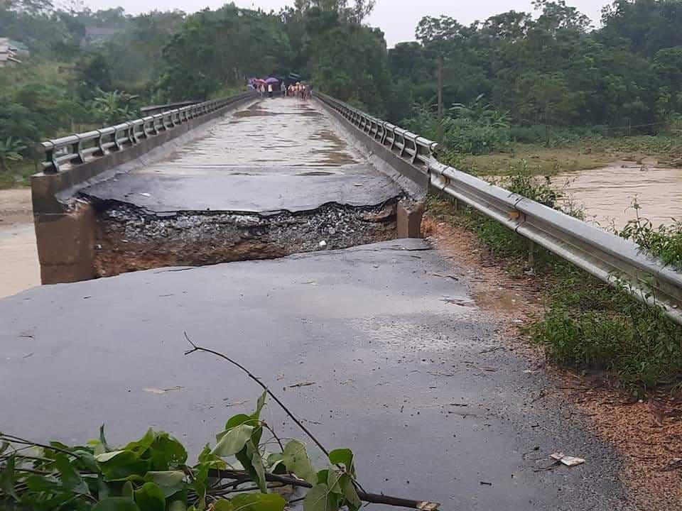 Cầu Xóp Lằm, xã Thanh Sơn, huyện Thanh Chương bị sụt lún.