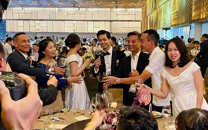 Công Phượng cùng bà xã Viên Minh và gia đình tất bật tới các bàn để cảm ơn khách mời. “Một đám cưới đơn giản, sâu lắng, gần gũi, thân thiện như chính con người Công Phượng nhưng vẫn toát lên sự sang trọng, lộng lẫy”, bác sĩ Thuỷ chia sẻ cảm nhận về đám cưới của Công Phượng.  Ảnh: Nguyễn Trọng Thuỷ.