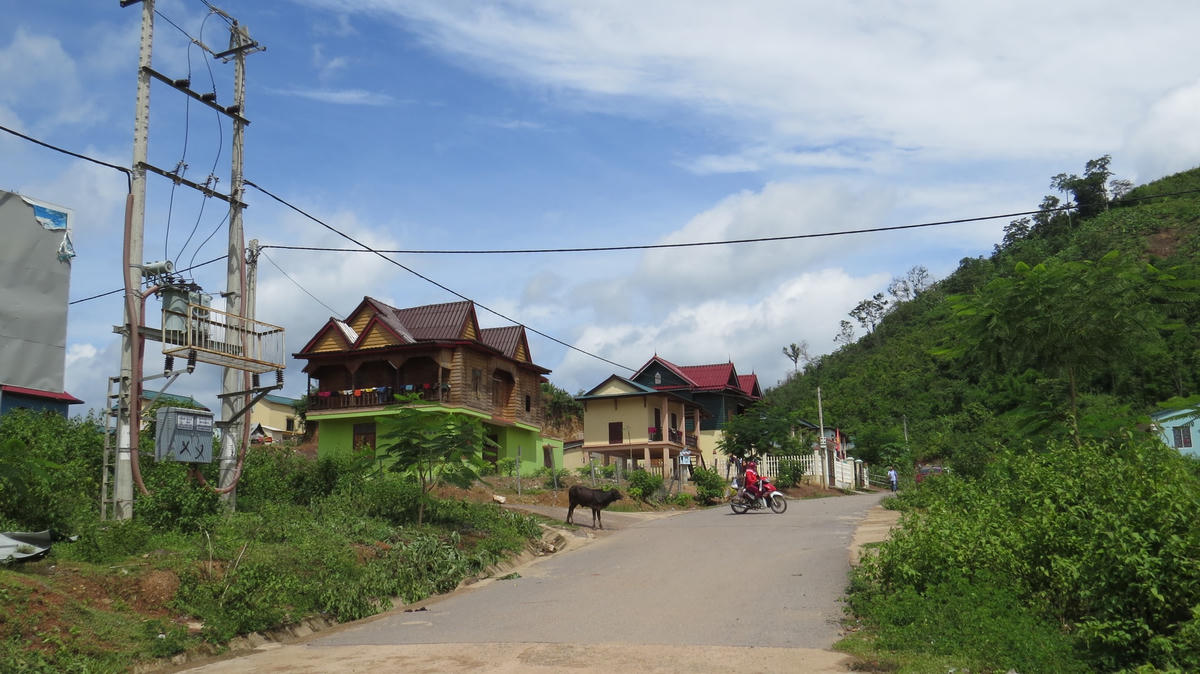 Bản làng khang trang dọc đường 9.