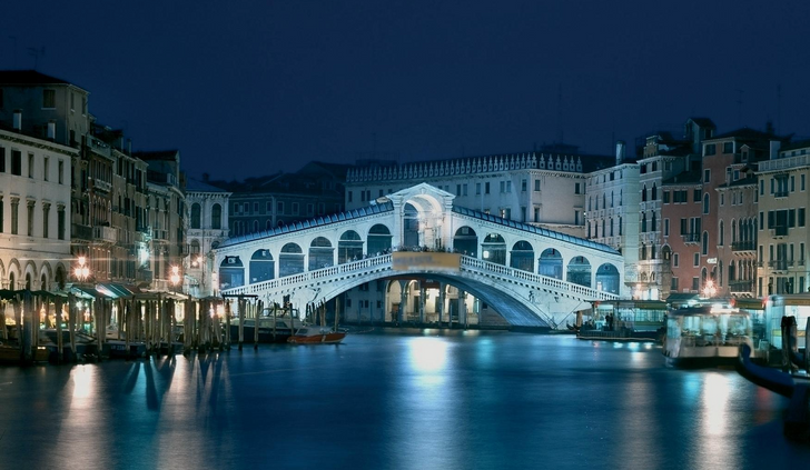 Cầu Rialto ở Venice.  