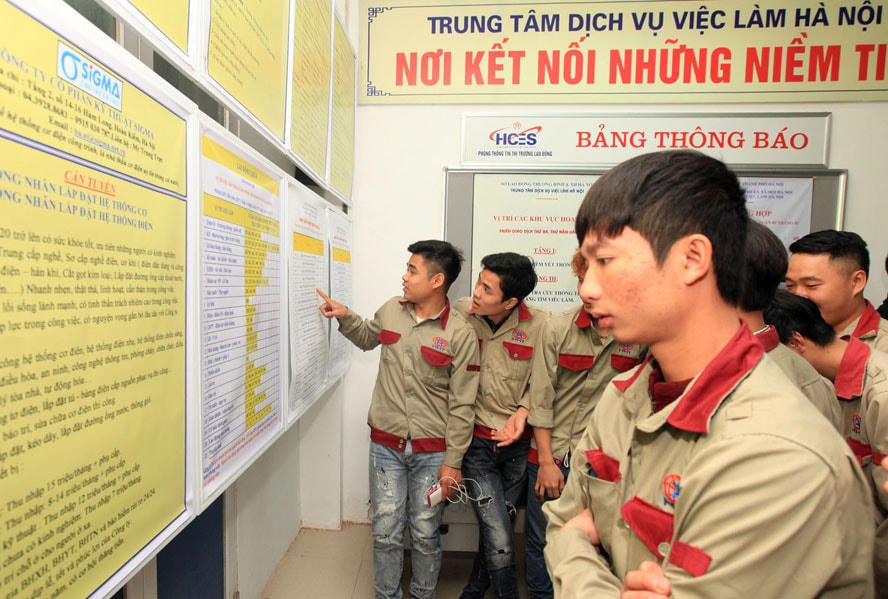 Người lao động tìm kiếm thông tin về việc làm tại Trung tâm Dịch vụ việc làm Hà Nội. Ảnh: Nhật Nam.