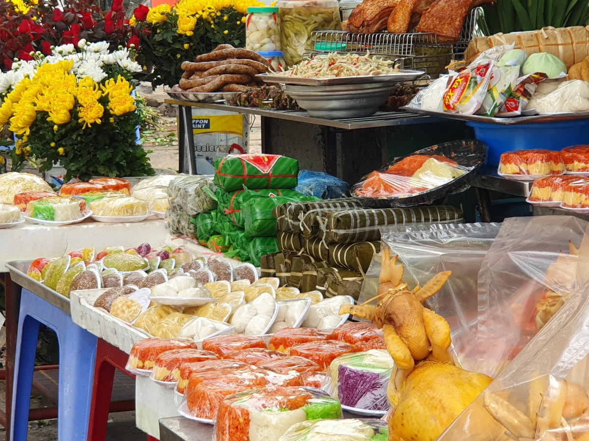 Chợ Tết ông Công ông Táo: Vàng mã vẫn 'lên ngôi'