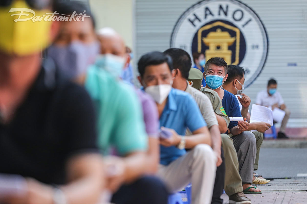 Trong sáng 3/8 người dân trên địa bàn phường Văn Miếu đã đến xếp hàng theo thứ tự để được tiêm chủng vaccine phòng ngừa Covid-19.