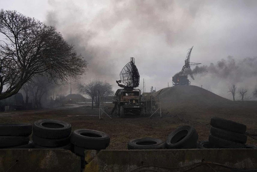 Khói bốc lên từ một căn cứ phòng không Ukraine ở thành phố Mariupol. Ảnh: The Guardian.