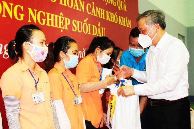 Ông Nguyễn Hòa Bình, trao quà cho công nhân có hoàn cảnh khó khăn do đại dịch Covid-19 tại Khu Công nghiệp Suối Dầu. 