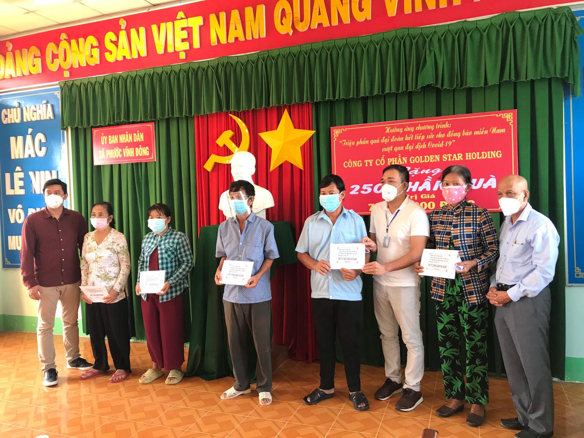 Ông Peter Hồng trao quà cho các hộ dân tại xã Vĩnh Đông.