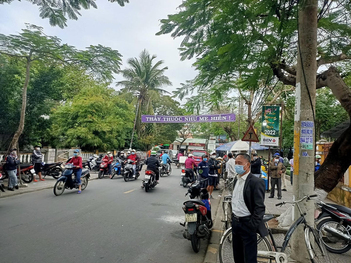 Người dân TP Hội An đứng bên đường trước nhà tang lễ.