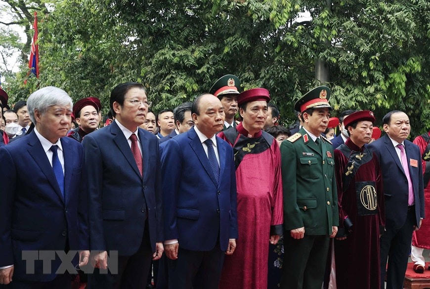 ẢNH: Chủ tịch nước Nguyễn Xuân Phúc dâng hương tưởng niệm các Vua Hùng
