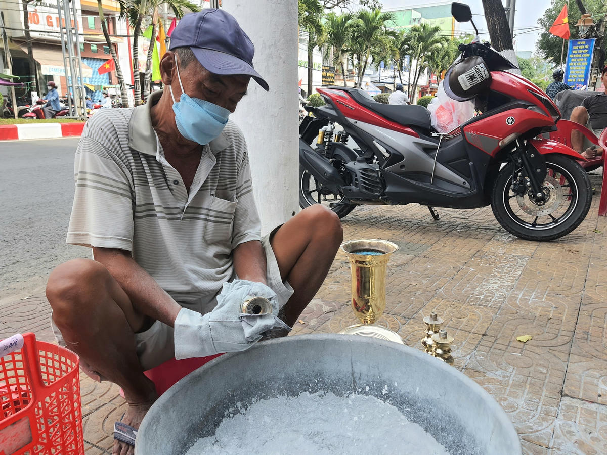Với nghề chùi, đánh bóng lưu đồng, gia đình ông Vinh kiếm hàng chục triệu đồng mỗi dịp Tết.