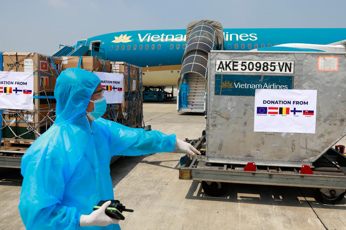 Các thùng trang thiết bị được gửi về Việt Nam kịp thời theo chuyên cơ chở đoàn cấp cao Quốc hội Việt Nam. Ảnh: Quang Vinh.