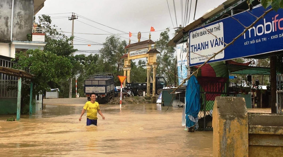 Làng Thanh Phước (xã Hương Phong, thị xã Hương Trà, tỉnh Thừa Thiên-Huế) bị nước lũ tấn công.