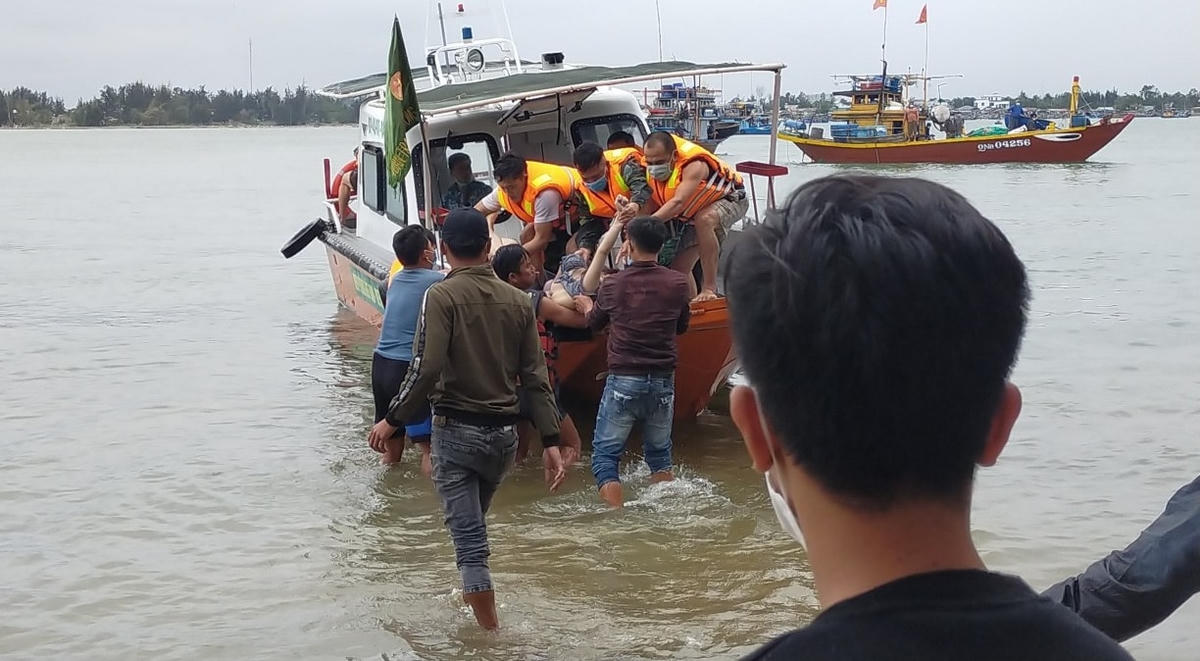 Khẩn trương đưa hành khách bị nạn vào bờ.
