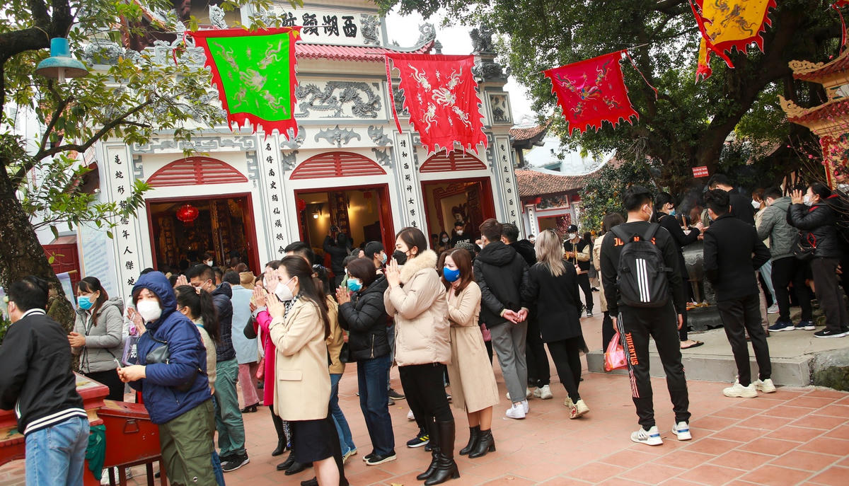 Nhiều người dân đến Phủ Tây Hồ trong ngày đầu mở cửa.