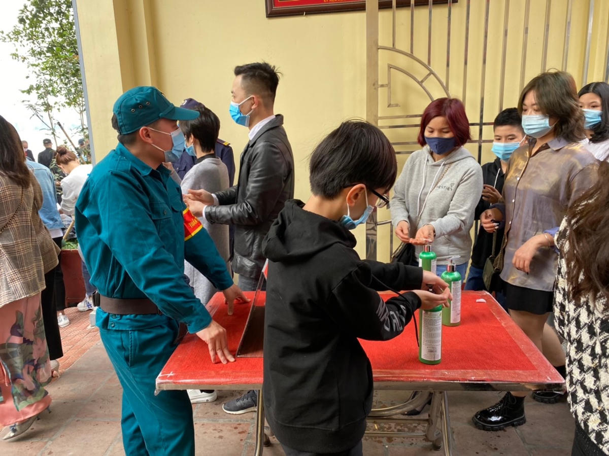 Các khẩu hiệu yêu cầu thực hiện biện pháp phòng chống dịch được đặt từ cổng vào. Ảnh: Lan Anh. 