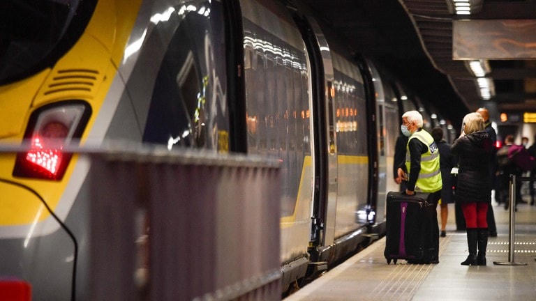 Những hành khách lên chuyến tàu điện cuối cùng giữa Anh và Pháp tại London trước khi Pháp ngừng đi lại giữa hai nước, ngày 20/12, do lo ngại biến chủng virus SARS-CoV-2 mới. Ảnh: Reuters.
