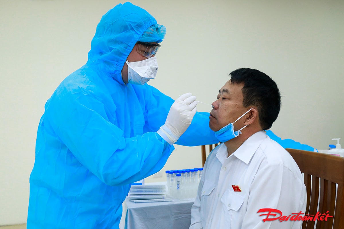 Đại biểu Quốc hội Sùng Thìn Cò làm xét nghiệm SARS-CoV-2.