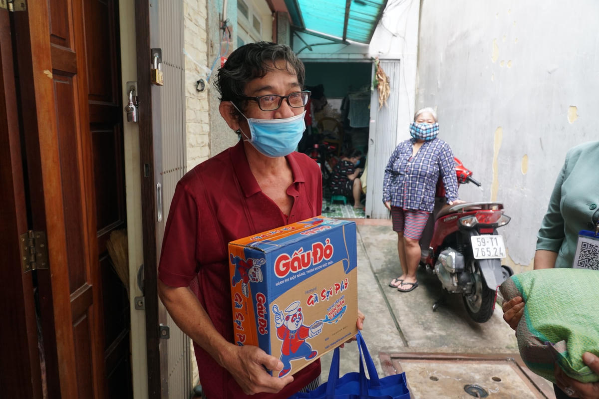 Nhận được những phần quà và những lời động viên thăm hỏi, bà con vô cùng phấn khởi.