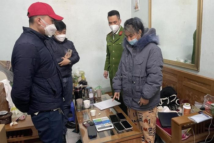 Cơ quan Công an thi hành lệnh khám xét nơi ở của Nguyễn Thị Thùy Trang. (Ảnh do Công an cung cấp).