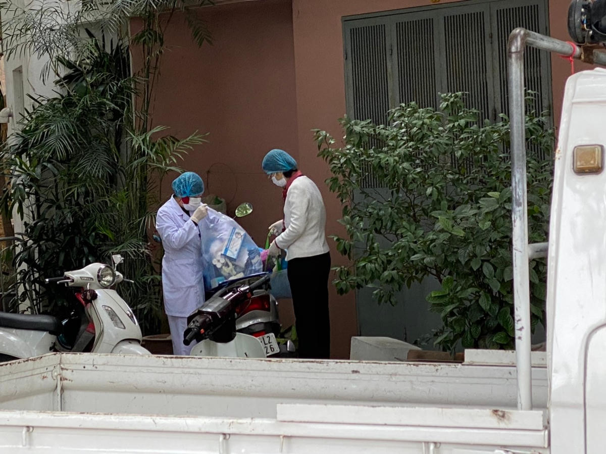 Lực lượng y tế đã có mặt đang tiến hành các biện pháp phòng dịch. Ảnh: Lan Anh.
