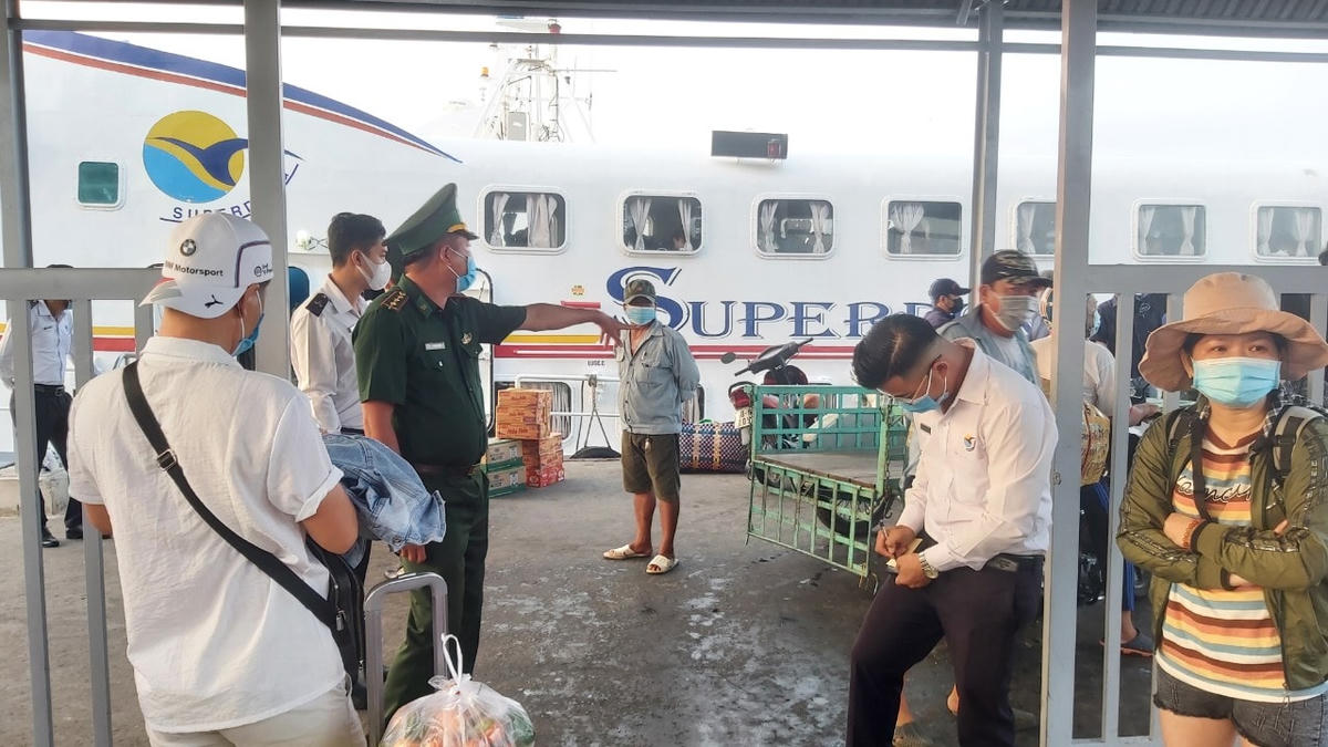 Phú Quốc đã thí điểm tàu chạy để đưa đón khách và người dân. Ảnh Nam Tiến.