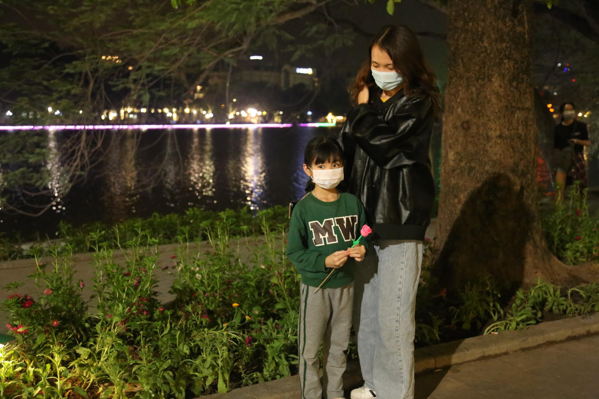 [ẢNH] Phố đi bộ hồ Hoàn Kiếm tấp nập ngày đầu hoạt động trở lại 