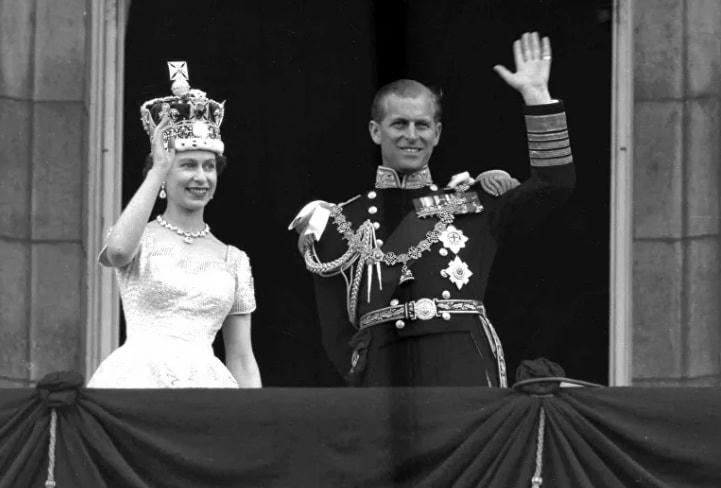 Bức ảnh được chụp năm 1953, Nữ hoàng Elizabeth II và Hoàng thân Philip, Công tước xứ Edinburgh vẫy tay chào những người ủng hộ từ ban công tại Cung điện Buckingham, sau lễ đăng quang của bà tại Tu viện Westminster, London. Ảnh: AP.