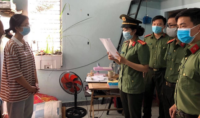 Phan Thị Thảo Ly nghe Công an đọc lệnh khởi tố, bắt giam ngày 28/5. Nguồn ảnh: Công an Đà Nẵng.