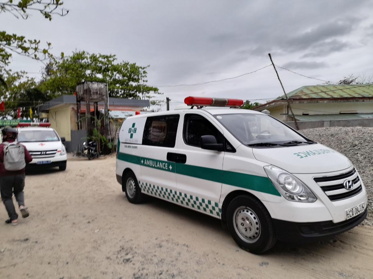 Xe cứu thương túc trực trên bến cảng Cửa Đại.