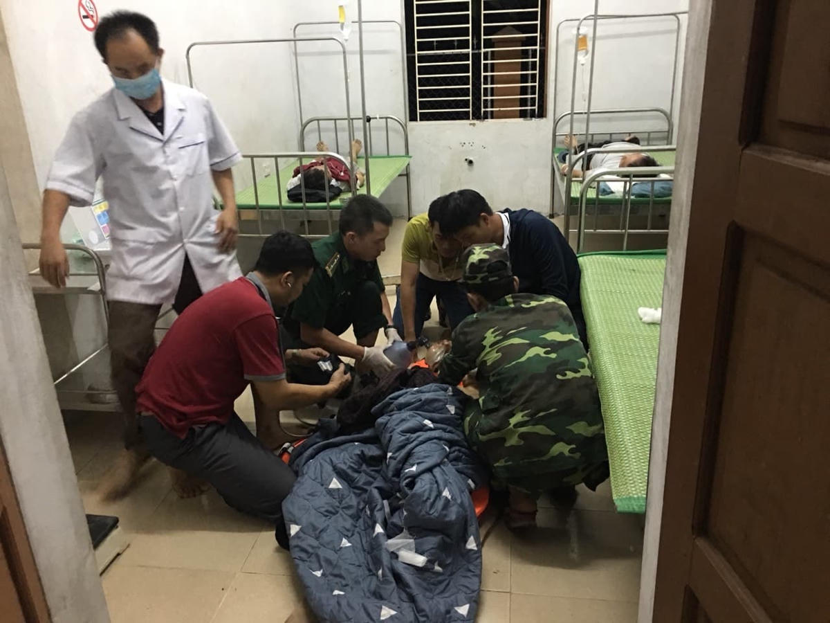 Tích cực cấp cứu nạn nhân.