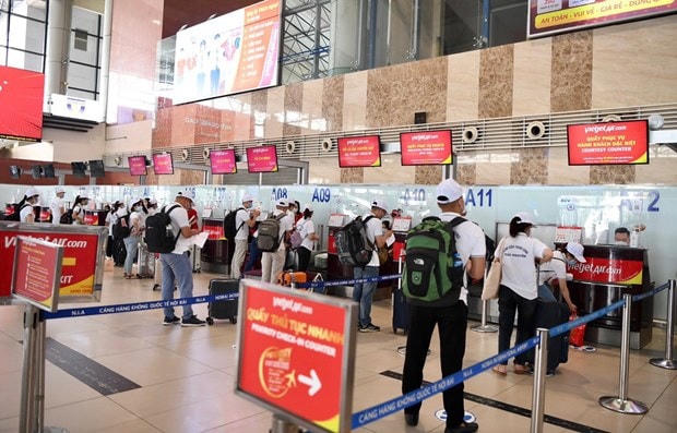 Hãng hàng không Vietjet hỗ trợ đội ngũ y bác sĩ làm thủ tục bay thuận tiện, nhanh chóng.