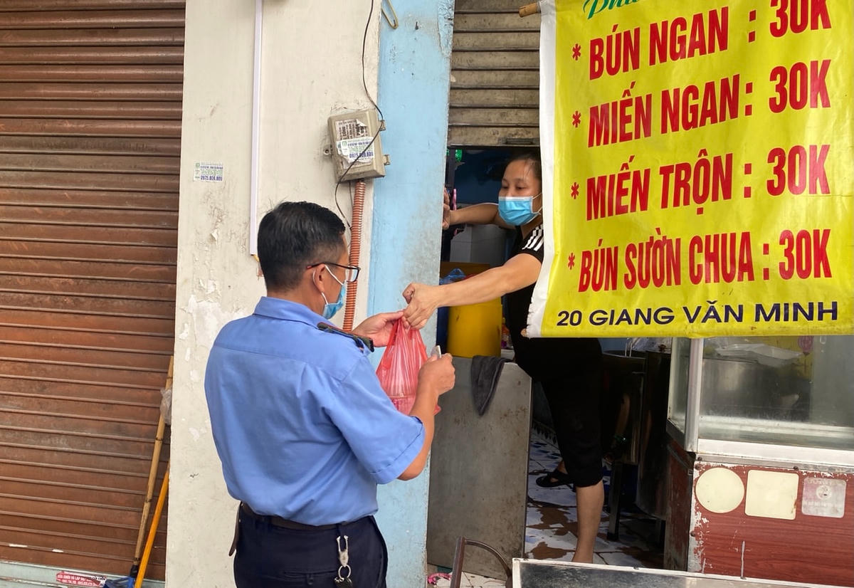 Đúng 12 giờ trưa, bát bún đầu tiên sau thời gian dài giãn cách của chị Thảo, chủ cửa hàng bún ngan trên phố Giang Văn Minh (quận Tây Hồ) được giao tới tay khách hàng.
