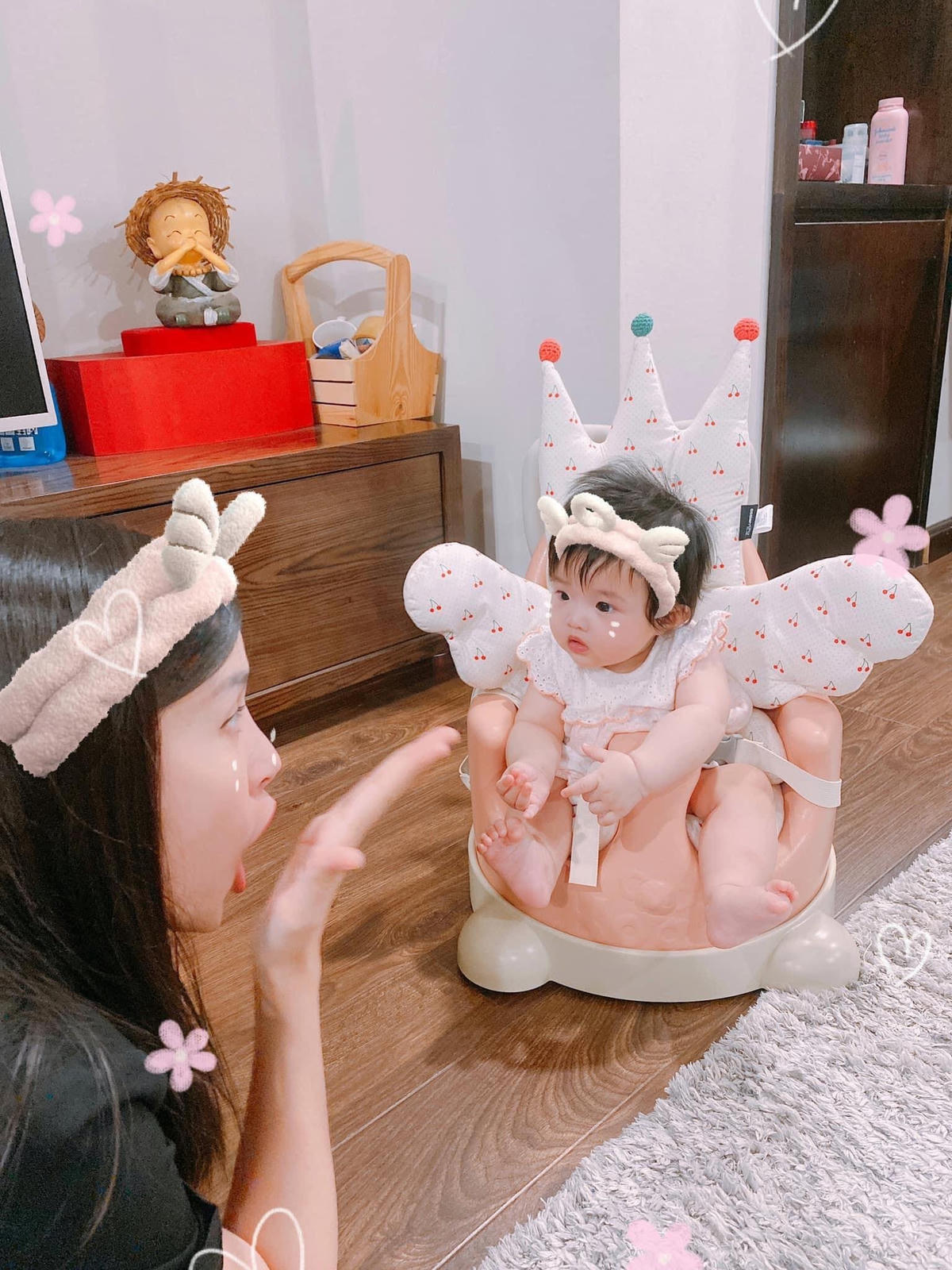 Đông Nhi khiến người hâm mộ yêu hết nấc với khoảng khắc pha trò cho công chúa Winny mà cô bé vẫn không chịu cười.