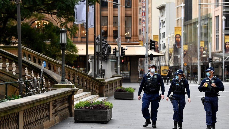 Lực lượng cảnh sát đi tuần khi Australia áp dụng lệnh phong toả. Ảnh: BBC.