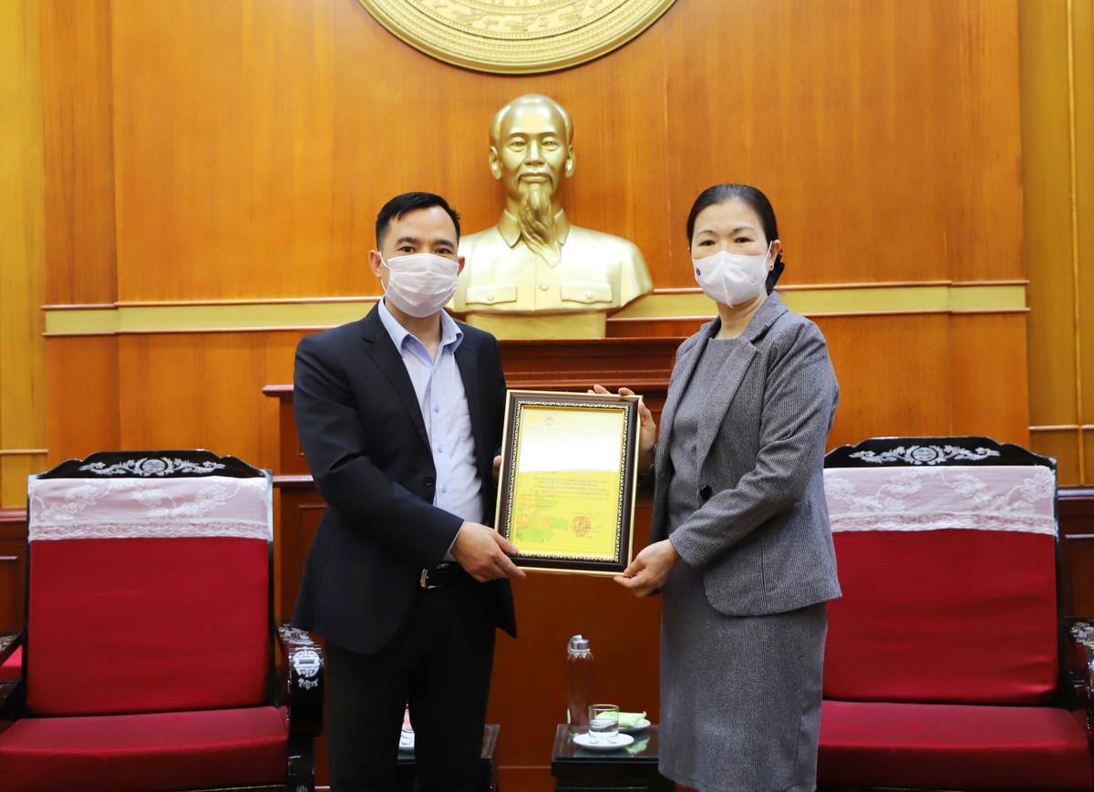 Phó Chủ tịch Trương Thị Ngọc Ánh trao thư cảm ơn ông Phan Kế Đạt, Ủy viên UBTƯ MTTQ Việt Nam, kiều bào Đan Mạch.