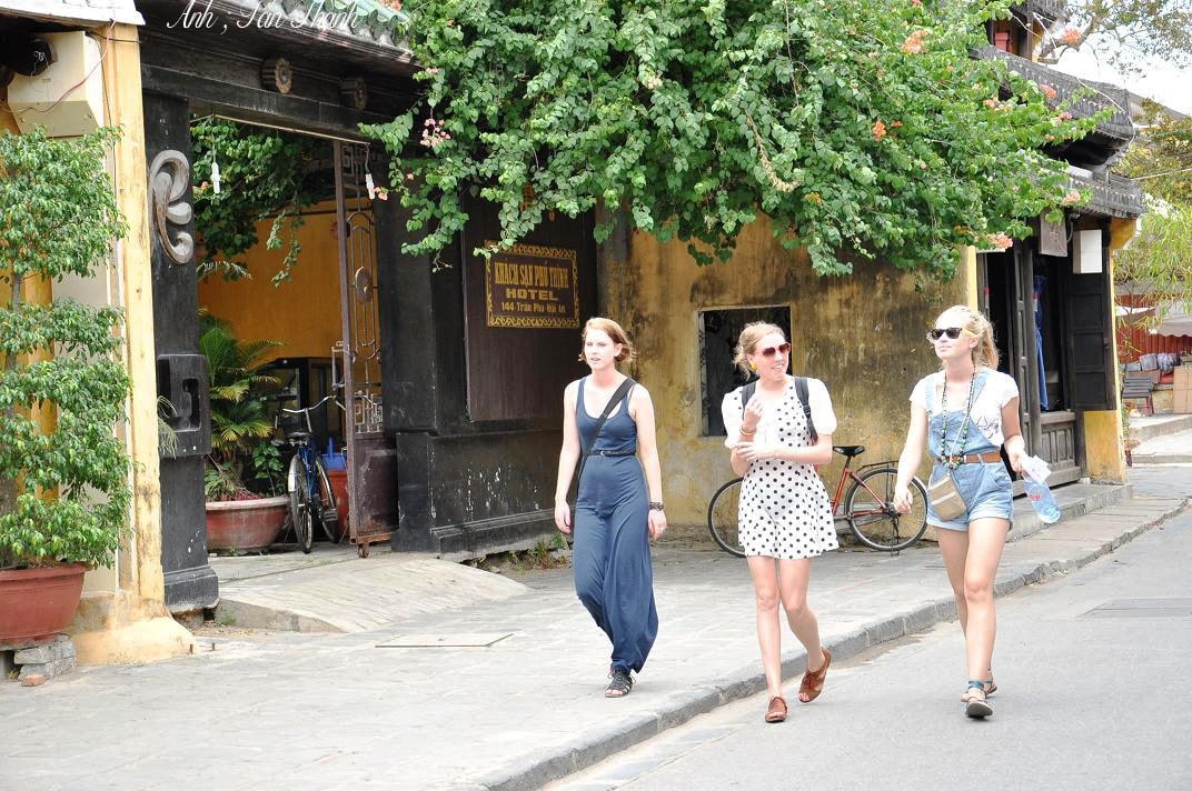 Du khách nước ngoài ở Hội An.