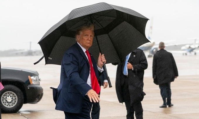 Tổng thống Mỹ Donald Trump không đeo khẩu trang khi chuẩn bị lên Không lực Một di chuyển tới Florida hôm 12/10. Ảnh: New York Times.  