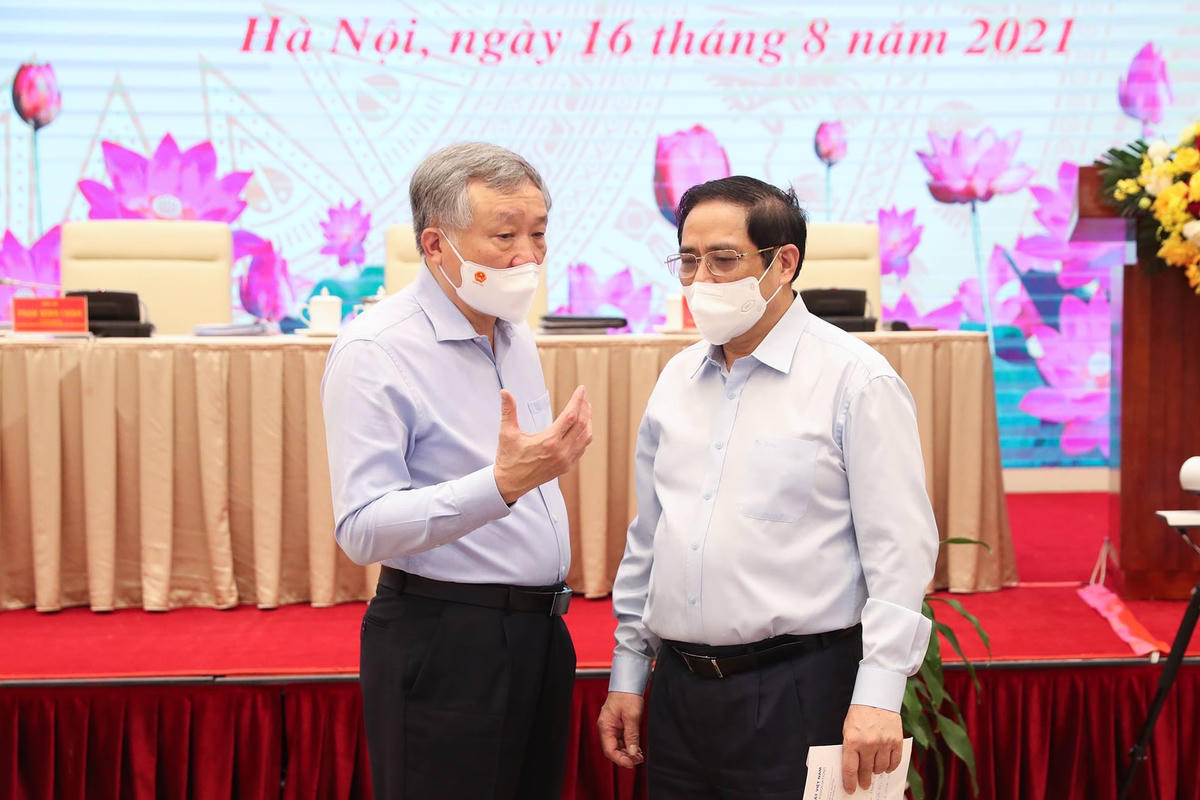Thủ tướng Chính phủ Phạm Minh Chính trao đổi cùng Chánh án TAND tối cao Nguyễn Hòa Bình tại Hội nghị. Ảnh: Quang Vinh.