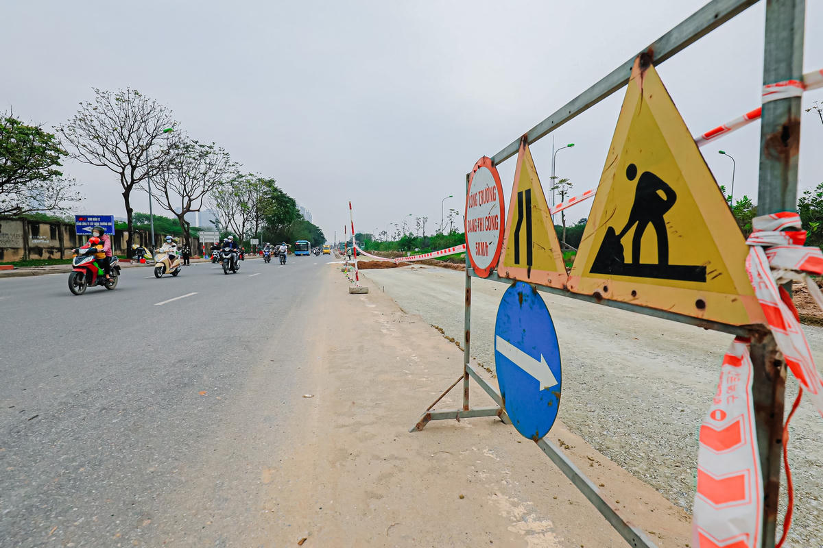 Hàng rào, biển cảnh báo đã được đơn vị thi công lắp đặt đảm bảo an toàn giao thông.